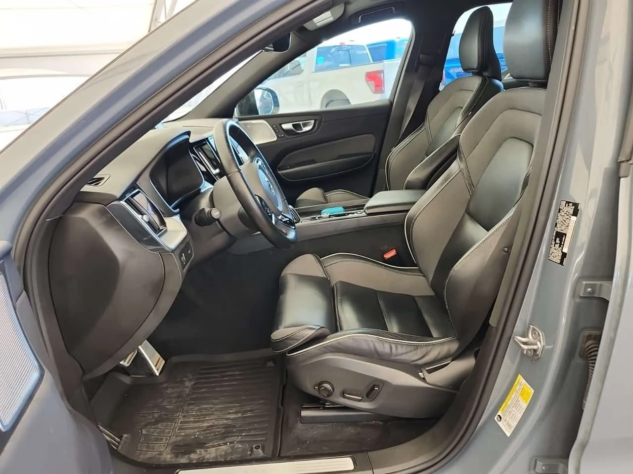 Volvo XC60 * R Design * ПАНОРАМА* KEYLESS* + ГУМИ * , снимка 5 - Автомобили и джипове - 54474032