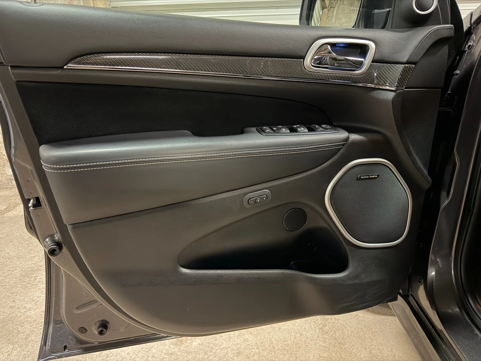 Jeep Grand cherokee 6.4 SRT/Facelift/Distronic/Panorama/Keyless/Harman, снимка 7 - Автомобили и джипове - 56316261
