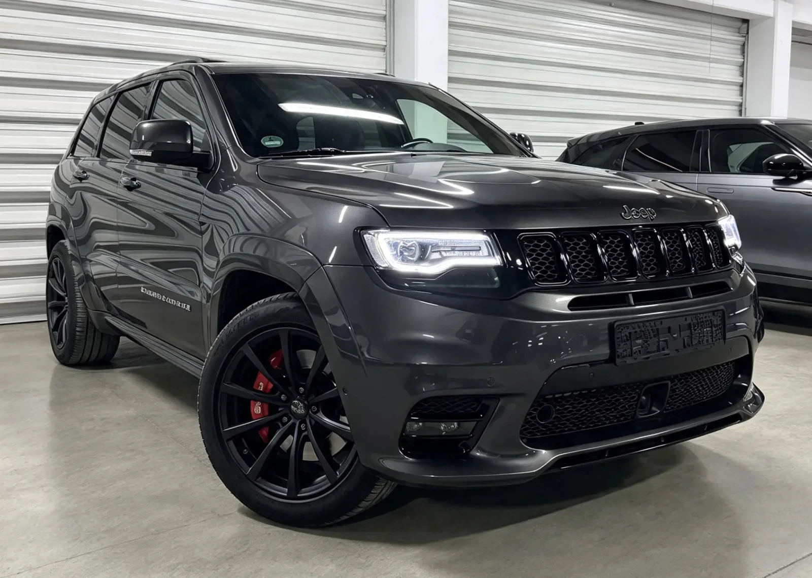 Jeep Grand cherokee 6.4 SRT/Facelift/Distronic/Panorama/Keyless/Harman, снимка 3 - Автомобили и джипове - 56316261