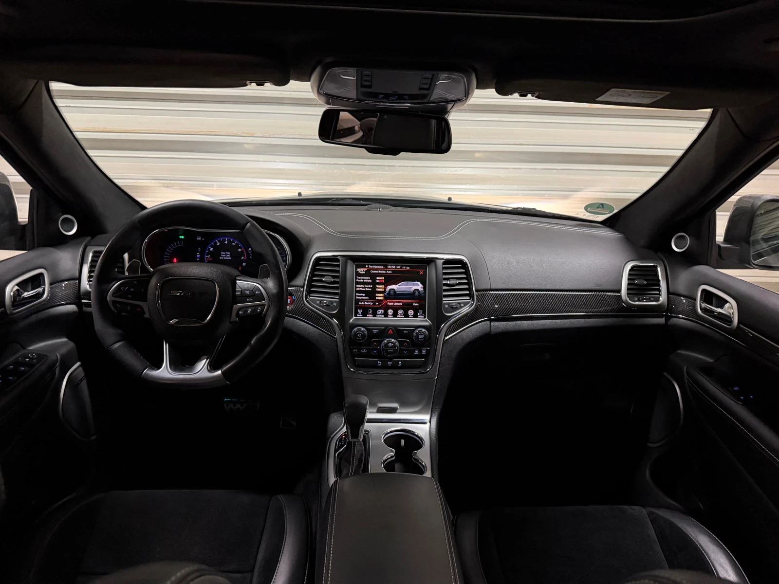Jeep Grand cherokee 6.4 SRT/Facelift/Distronic/Panorama/Keyless/Harman, снимка 15 - Автомобили и джипове - 56316261