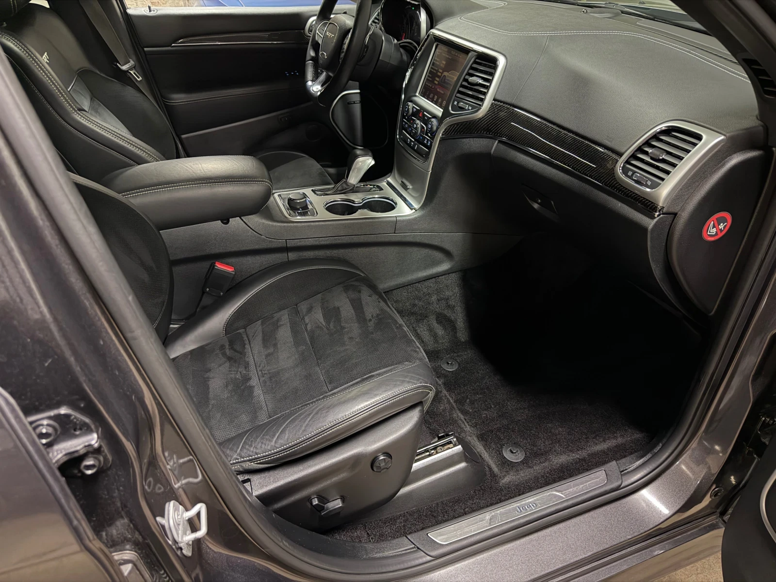 Jeep Grand cherokee 6.4 SRT/Facelift/Distronic/Panorama/Keyless/Harman, снимка 13 - Автомобили и джипове - 56316261