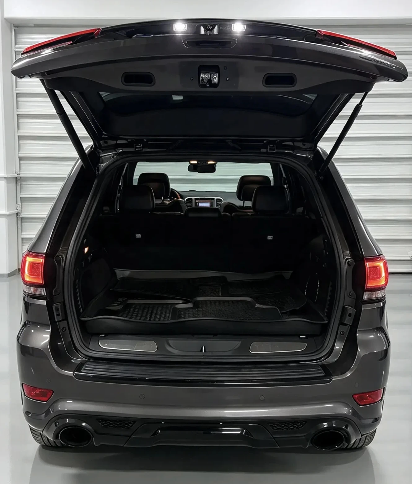 Jeep Grand cherokee 6.4 SRT/Facelift/Distronic/Panorama/Keyless/Harman, снимка 17 - Автомобили и джипове - 56316261