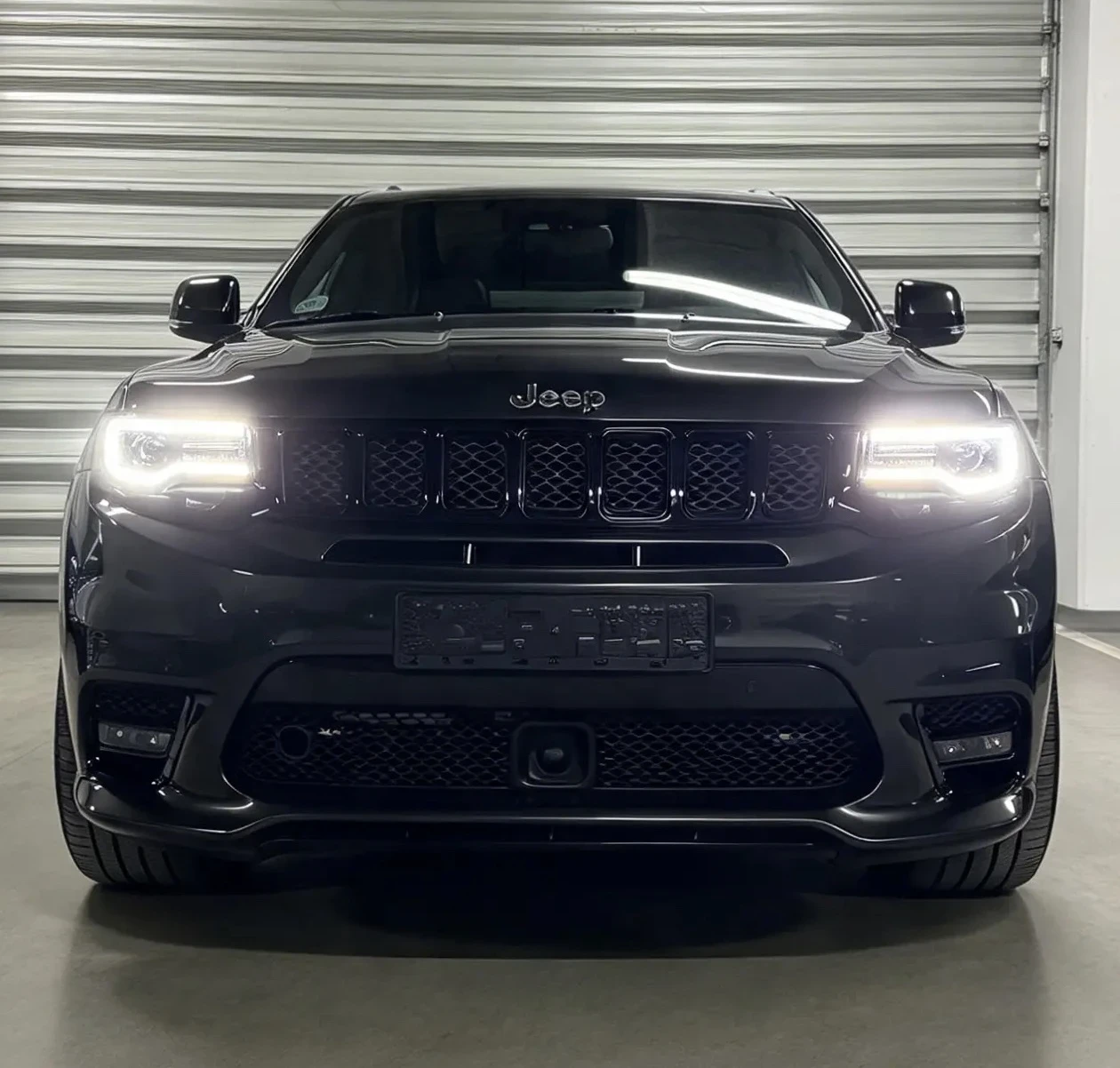 Jeep Grand cherokee 6.4 SRT/Facelift/Distronic/Panorama/Keyless/Harman, снимка 2 - Автомобили и джипове - 56316261