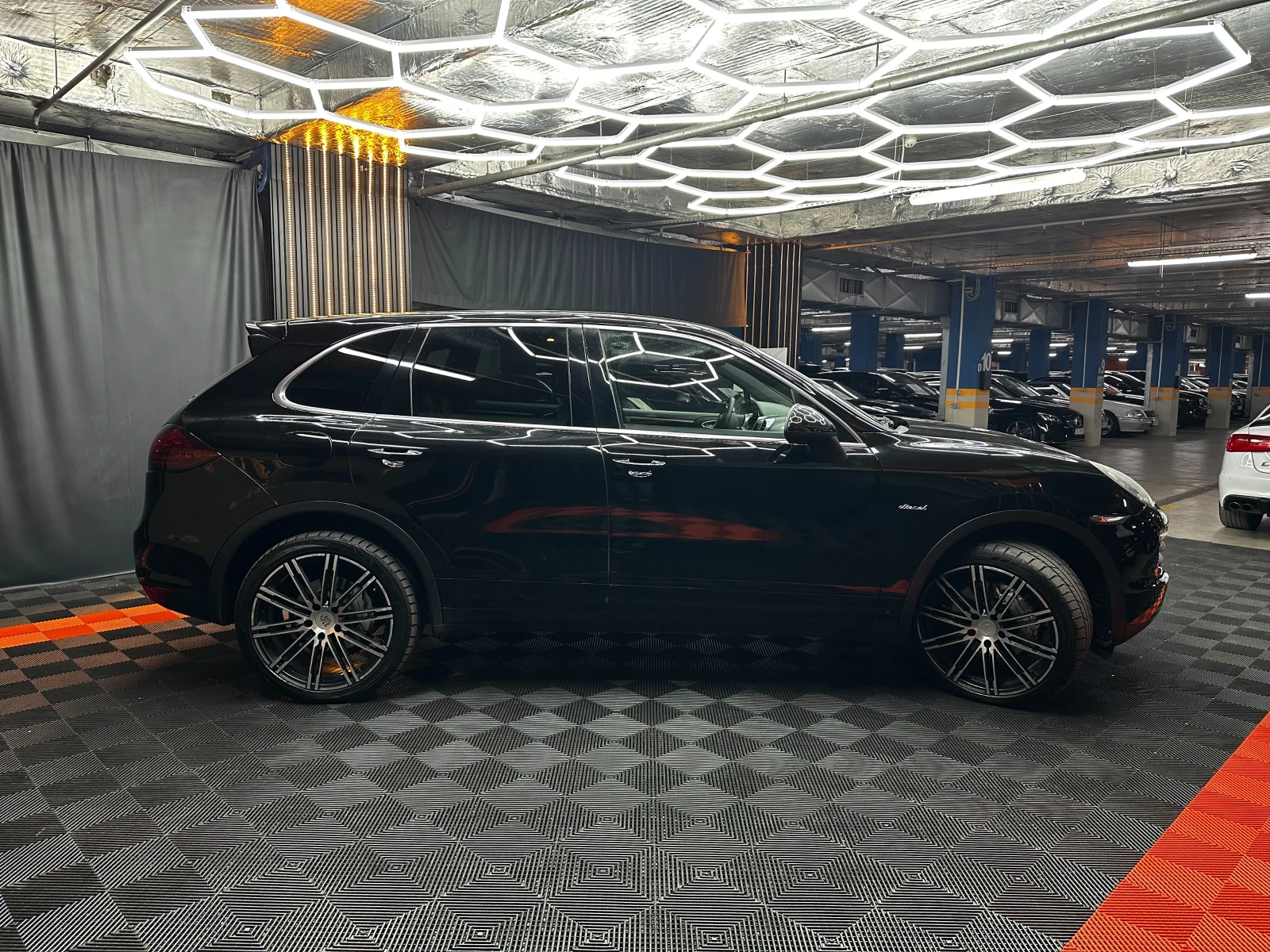 Porsche Cayenne 4.2TDI 385 к.с./Всички екстри/ЛИЗИНГ/БАРТЕР, снимка 4 - Автомобили и джипове - 56596604