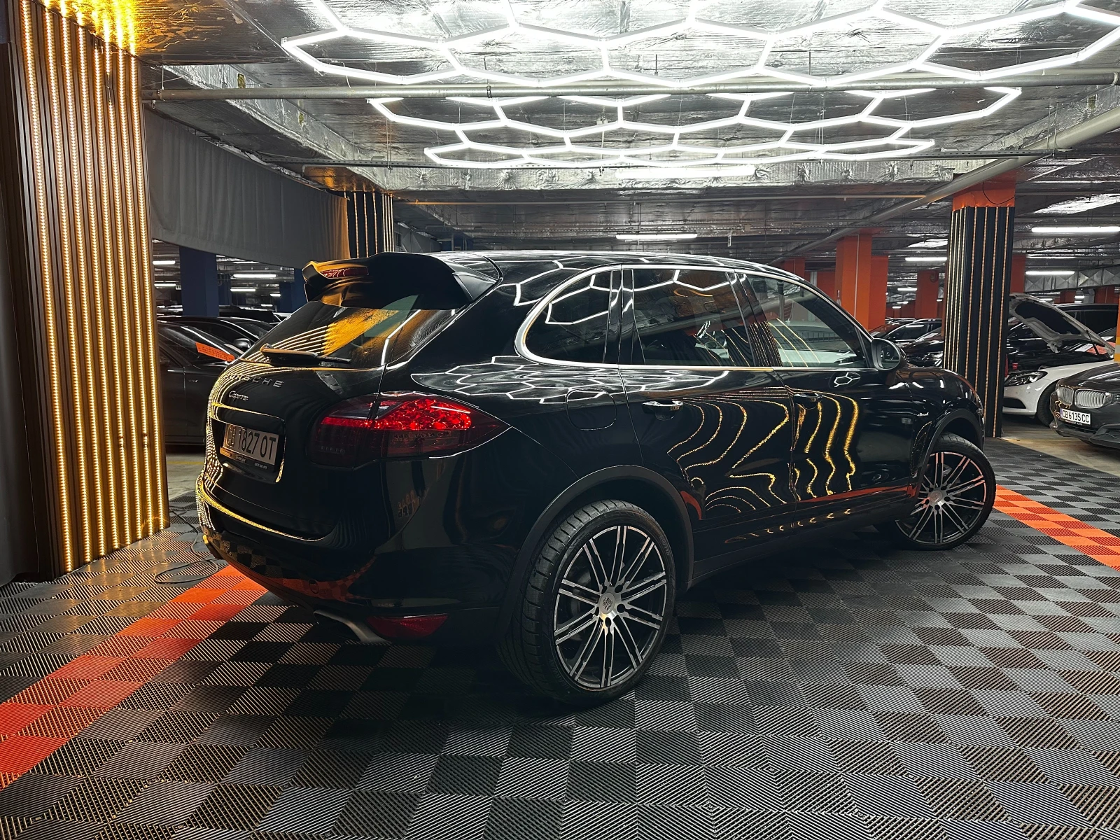 Porsche Cayenne 4.2TDI 385 к.с./Всички екстри/ЛИЗИНГ/БАРТЕР, снимка 5 - Автомобили и джипове - 56596604
