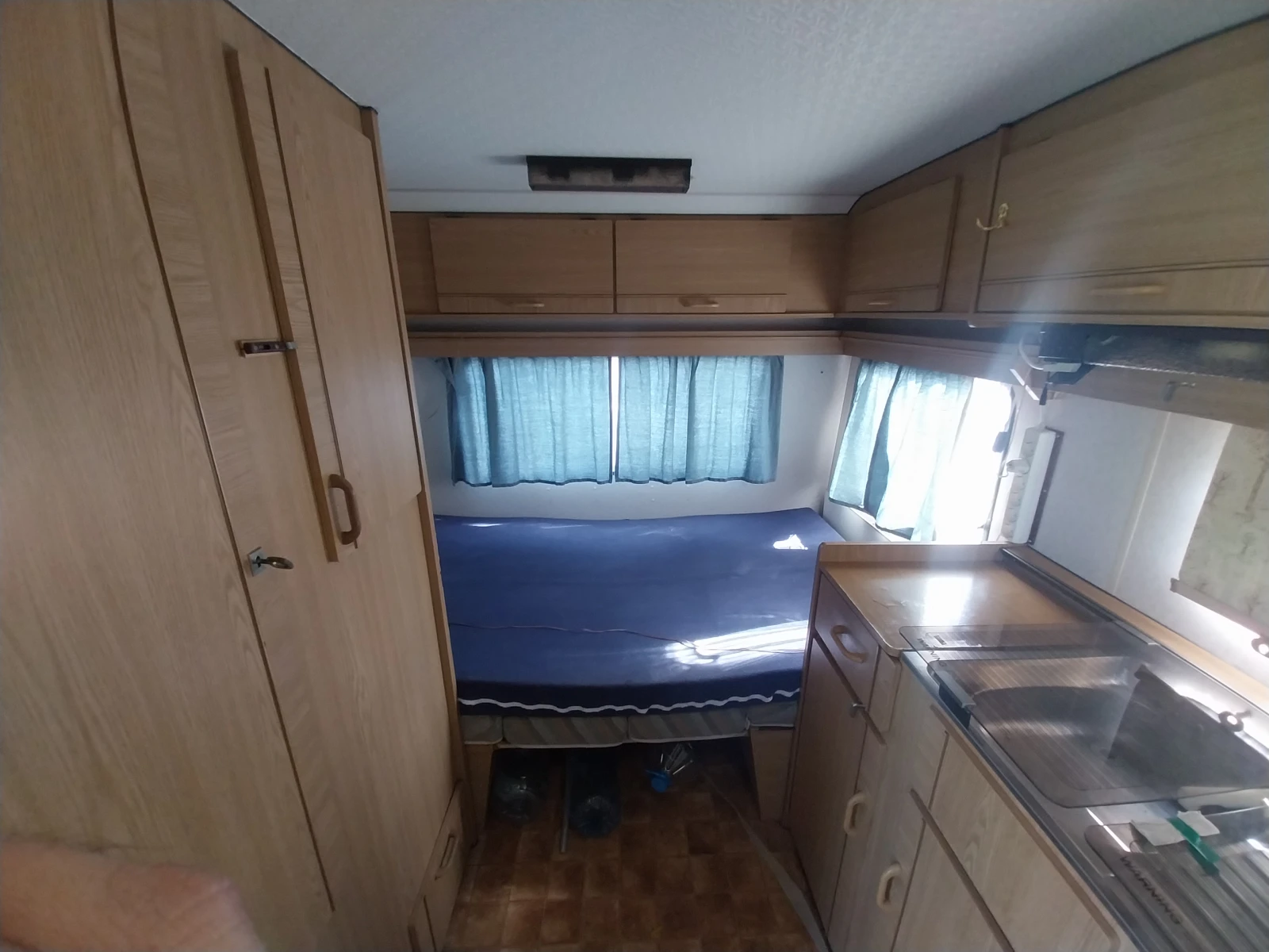 Каравана Beyerland Vitesse 400DD, снимка 8 - Каравани и кемпери - 54395479