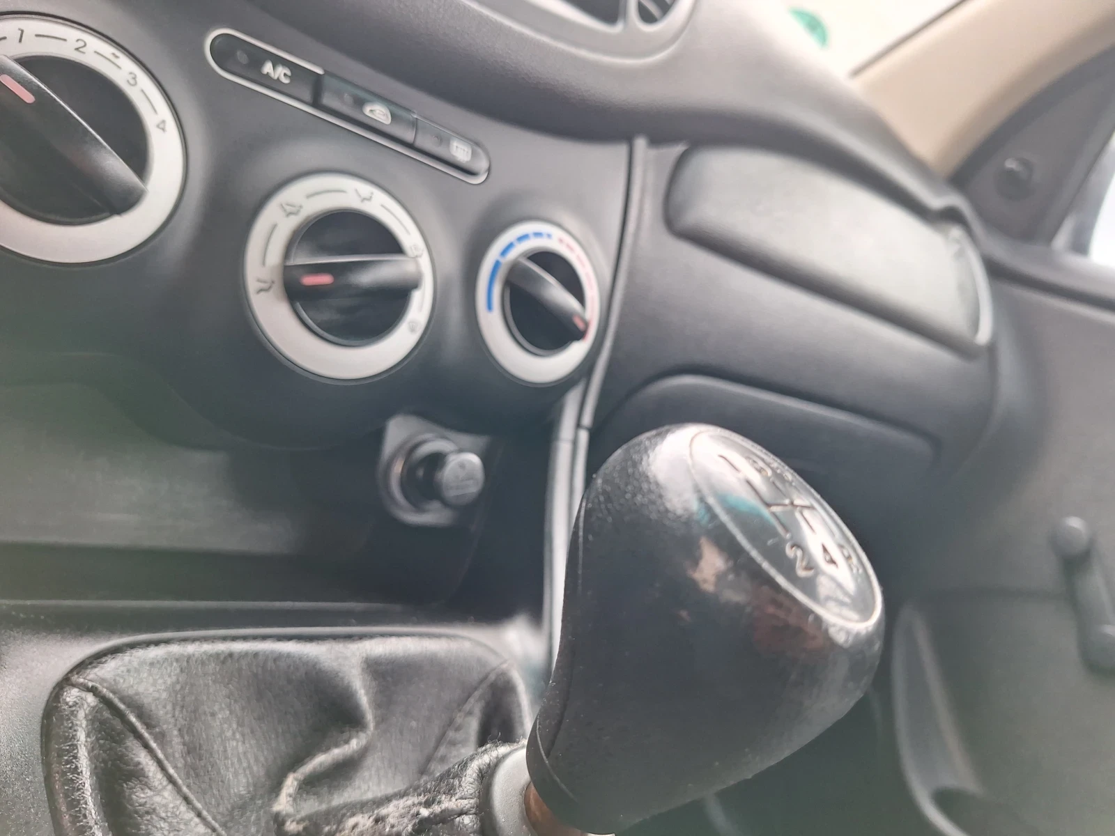 Hyundai I10 1.1 Климатик , снимка 13 - Автомобили и джипове - 54274319