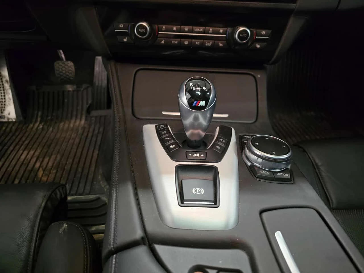 BMW M5 * 4dr Sdn * АВТОКРЕДИТ БЕЗ ПЪРВОНАЧАЛНА ВНОСКА* , снимка 9 - Автомобили и джипове - 55146580