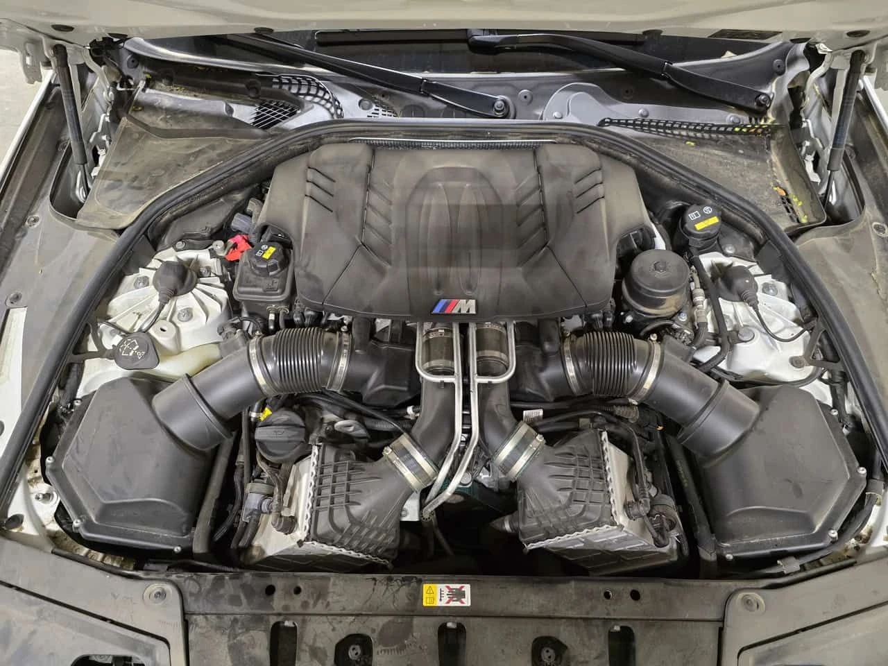 BMW M5 * 4dr Sdn * АВТОКРЕДИТ БЕЗ ПЪРВОНАЧАЛНА ВНОСКА* , снимка 14 - Автомобили и джипове - 55146580