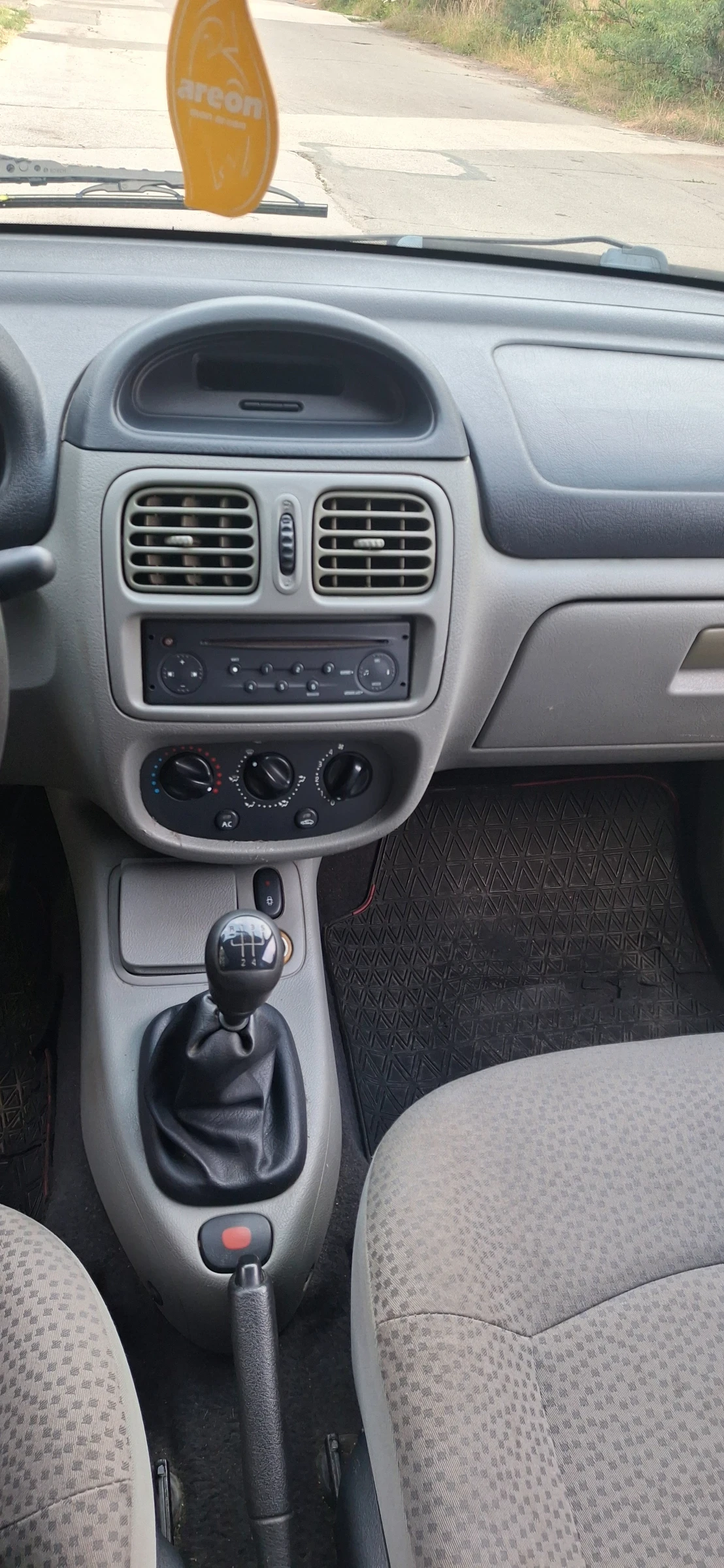 Renault Clio 1.4, снимка 10 - Автомобили и джипове - 55364149