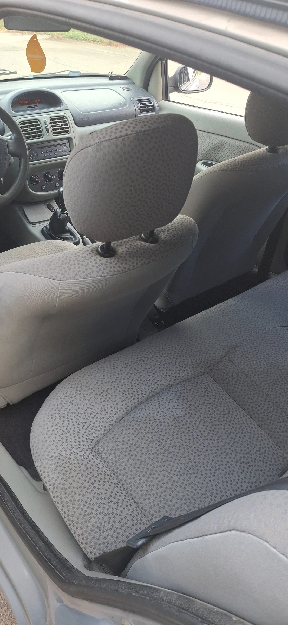 Renault Clio 1.4, снимка 7 - Автомобили и джипове - 55364149