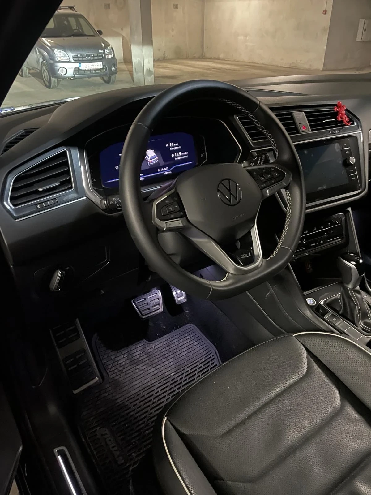 VW Tiguan R-line 13 000 km, снимка 7 - Автомобили и джипове - 54592683