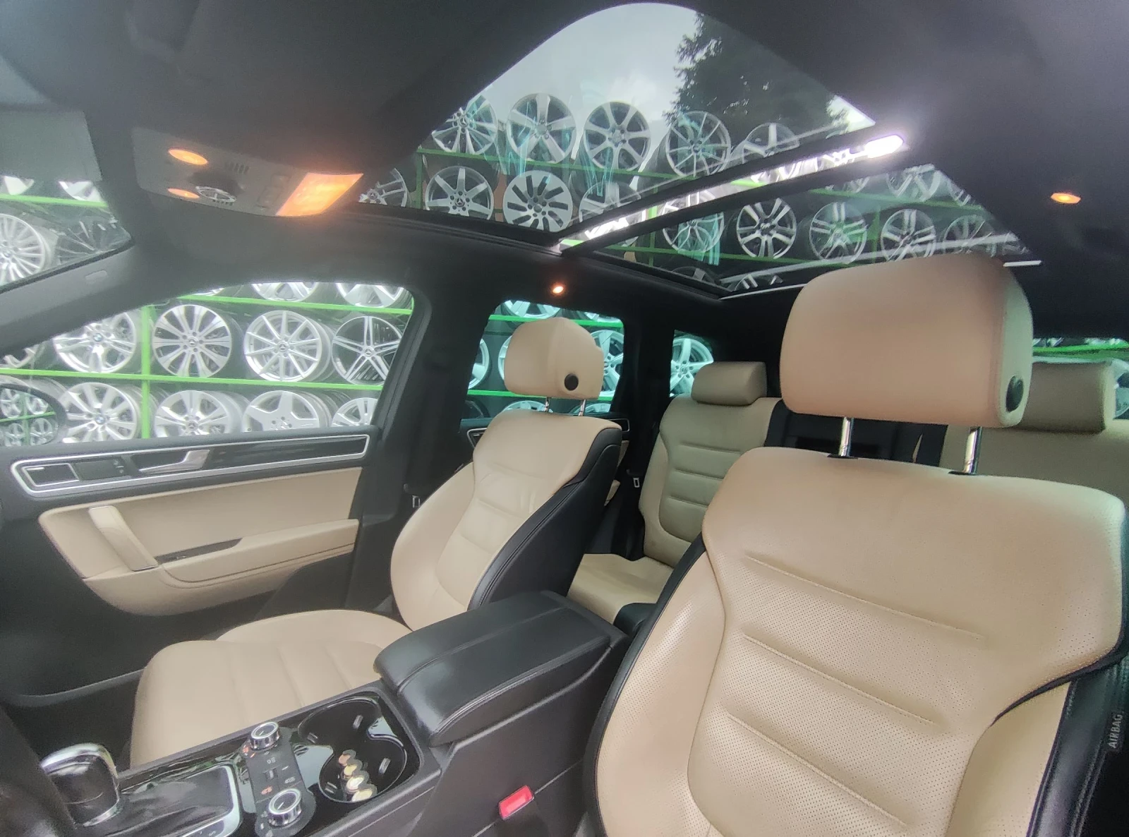 VW Touareg 3.0 TDI Exclusive , снимка 9 - Автомобили и джипове - 54729702