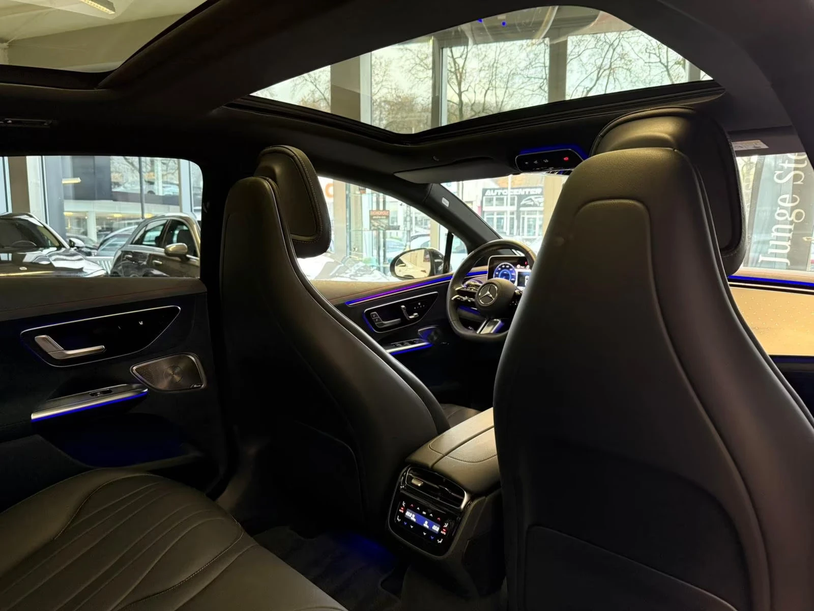 Mercedes-Benz EQE 350 AMG/476HP/4M/BURM/HUD/PANO/360/NIGHT/715z, снимка 12 - Автомобили и джипове - 55573676