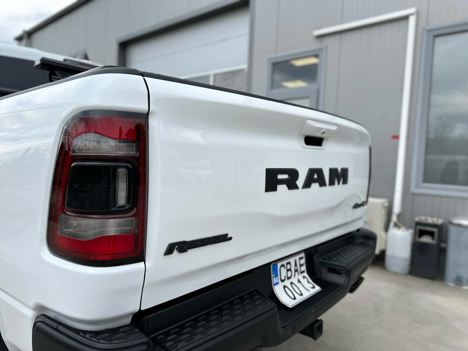 Dodge RAM 1500 REBEL 5.7 HEMI, снимка 3 - Автомобили и джипове - 56328073