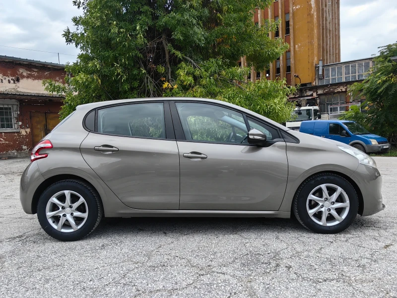 Peugeot 208 1.4 бензин 95 кс, Евро 5, Климатик, Отлично , снимка 3 - Автомобили и джипове - 52032760