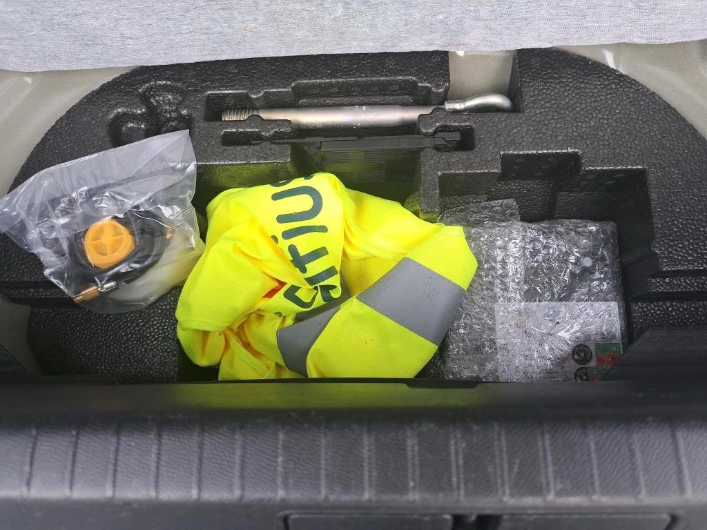 Peugeot 208 Active Pack, снимка 6 - Автомобили и джипове - 54145115