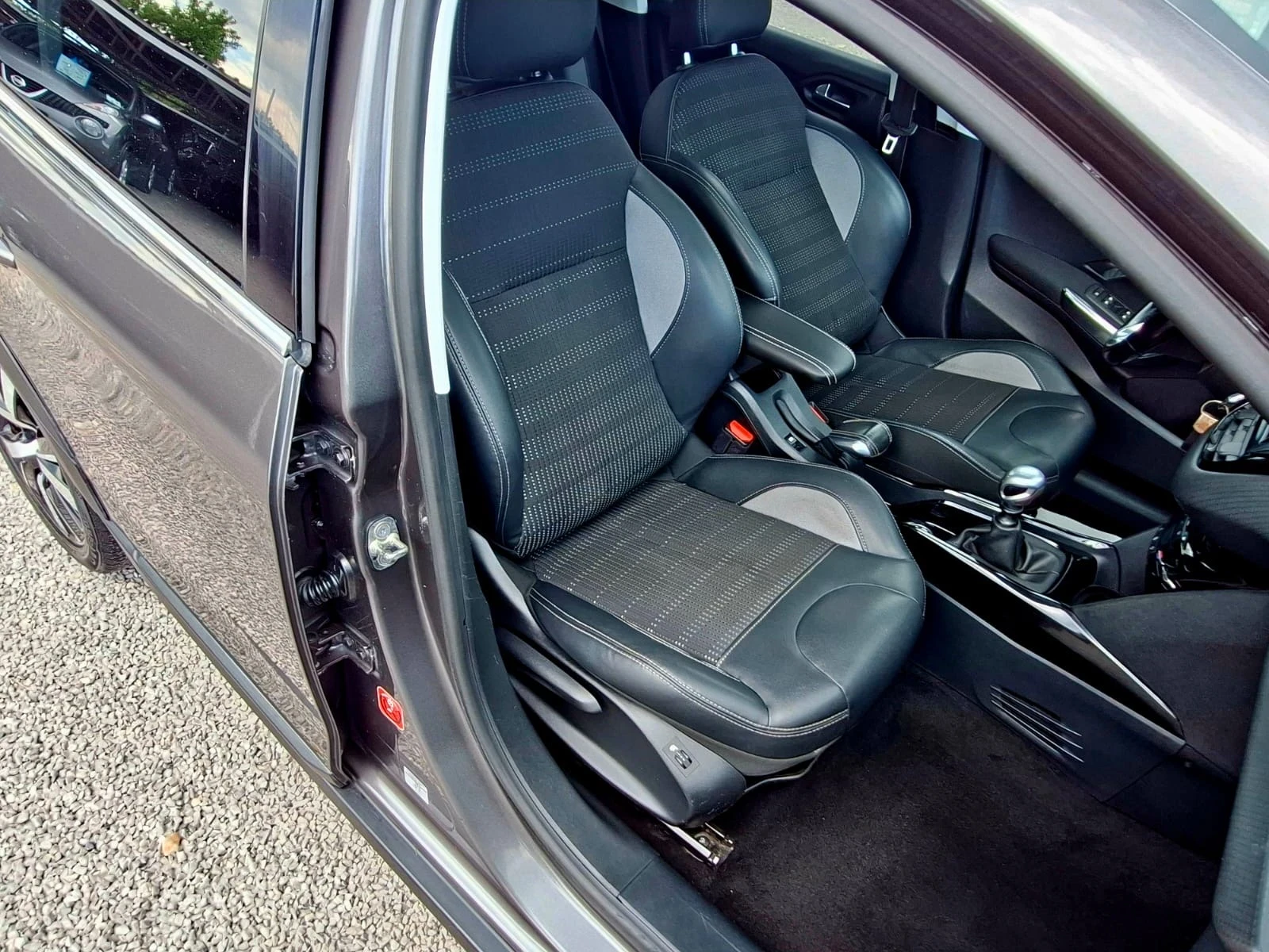 Peugeot 2008 1.6HDI-120кс-ПАНОРАМА-КОЖЕН САЛОН, снимка 12 - Автомобили и джипове - 54767067