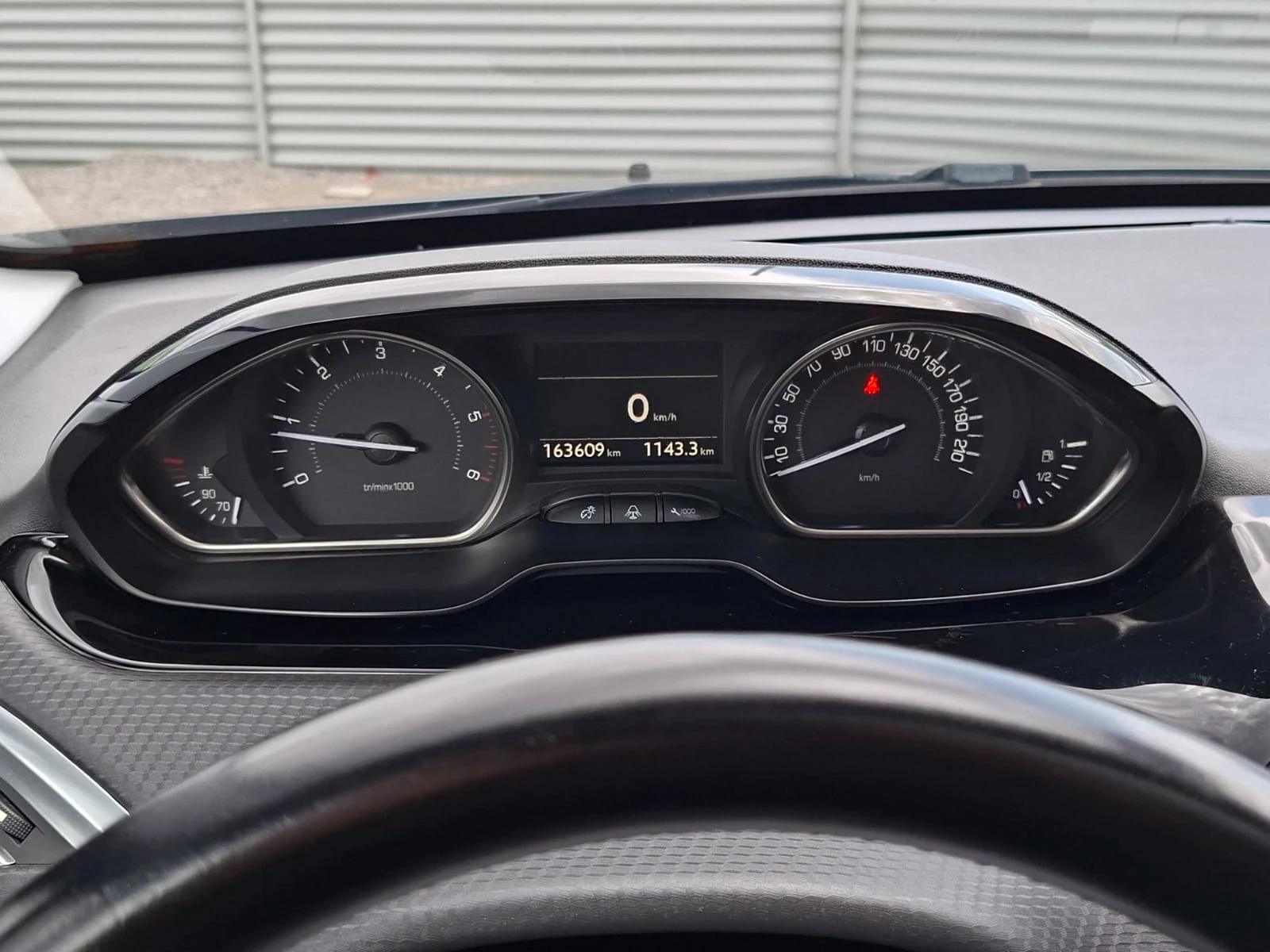 Peugeot 2008 1.6HDI-120кс-ПАНОРАМА-КОЖЕН САЛОН, снимка 10 - Автомобили и джипове - 54767067