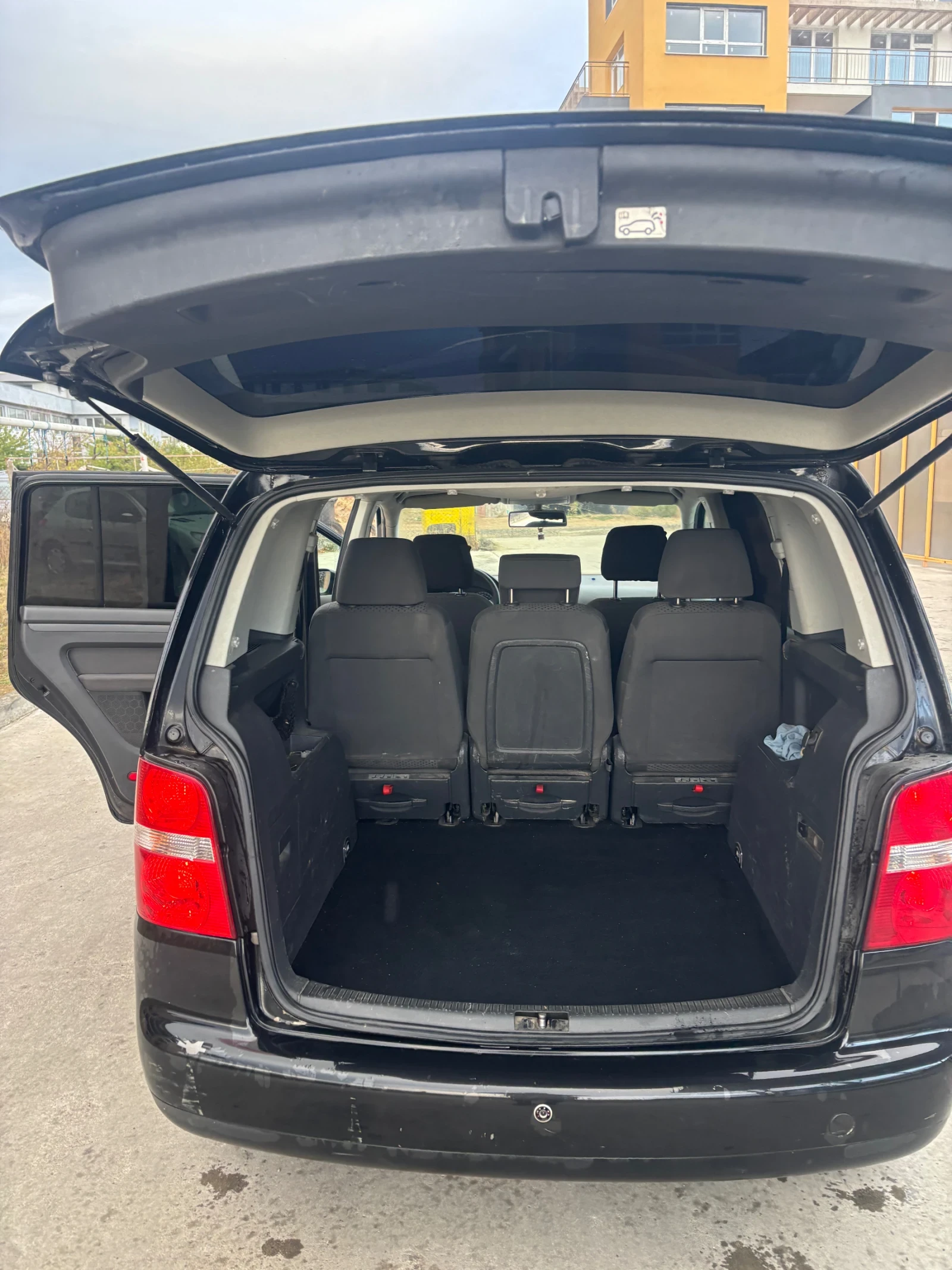 VW Touran 1.9 TDI, снимка 13 - Автомобили и джипове - 56725873