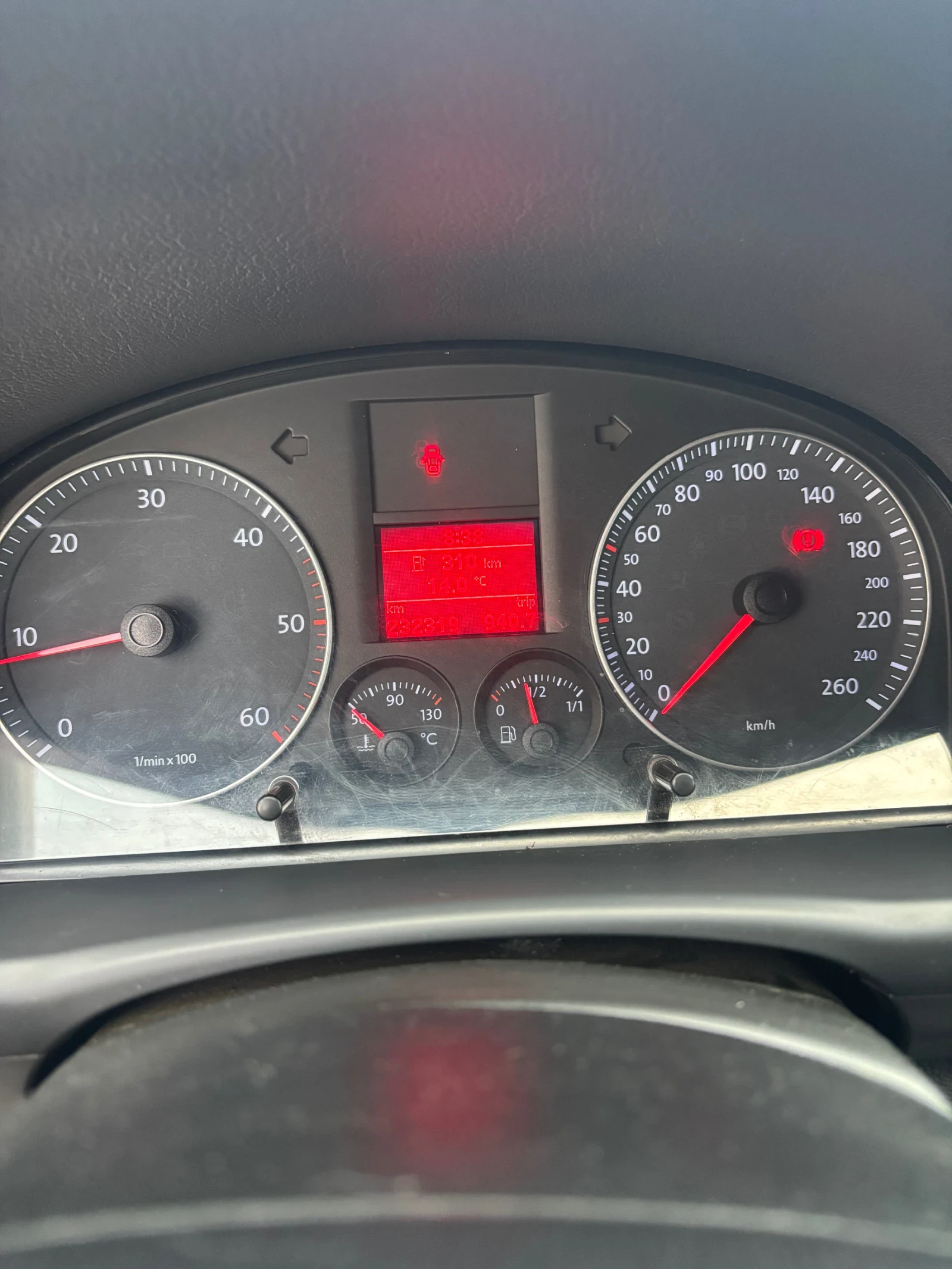VW Touran 1.9 TDI, снимка 7 - Автомобили и джипове - 56725873