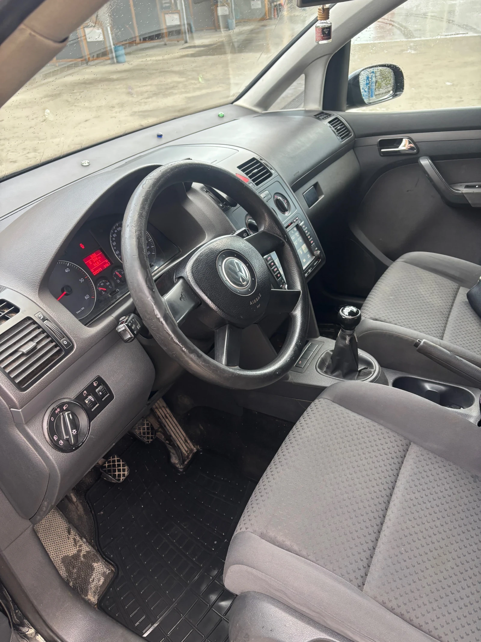 VW Touran 1.9 TDI, снимка 8 - Автомобили и джипове - 56725873