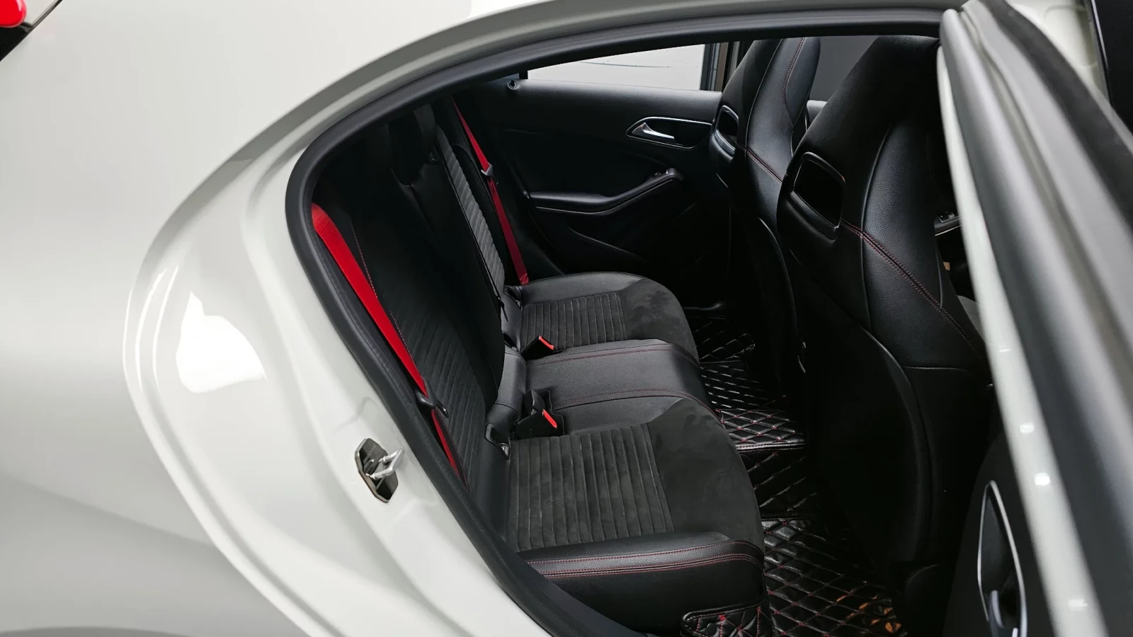 Mercedes-Benz A45 AMG DYNAMICA* CARBON* ALCANTARA* HARMAN* KEYLESS* КРАЙ, снимка 15 - Автомобили и джипове - 54389005