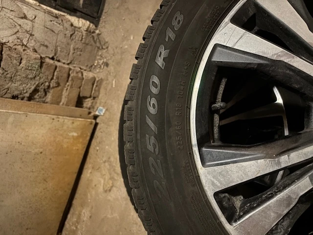 Гуми с джанти Pirelli 225/60R18, снимка 6 - Гуми и джанти - 53283379