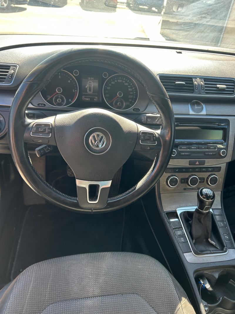 VW Passat 1.6 TDI R-line, снимка 10 - Автомобили и джипове - 45979771