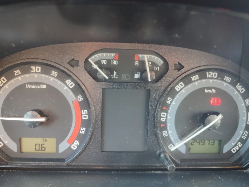 Skoda Fabia Sedan 1.4 TDI, снимка 10 - Автомобили и джипове - 52571814