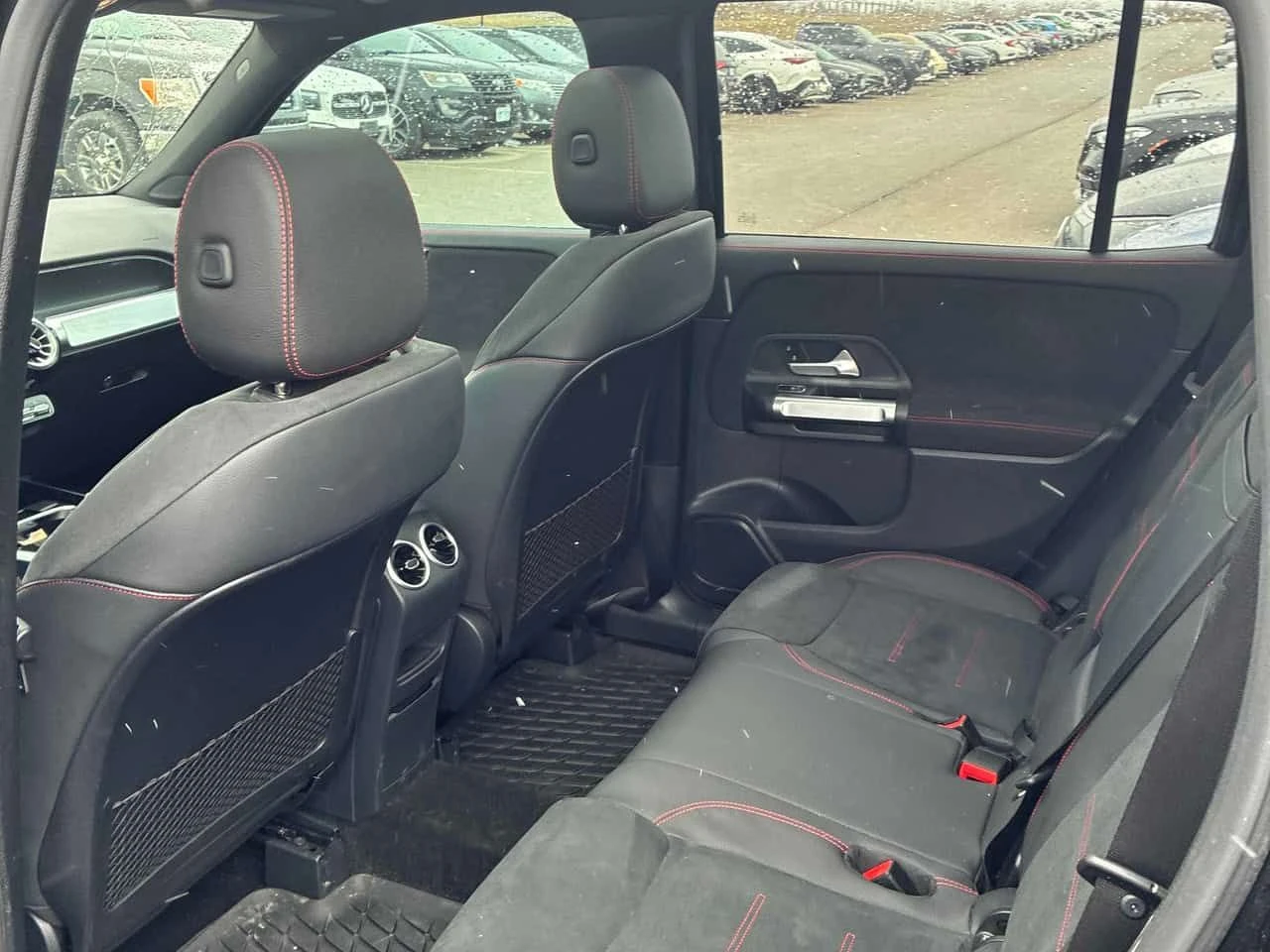 Mercedes-Benz GLB 250/CARFAX/ПАНОРАМА/360 КАМЕРИ/AMBIENT, снимка 11 - Автомобили и джипове - 53980750