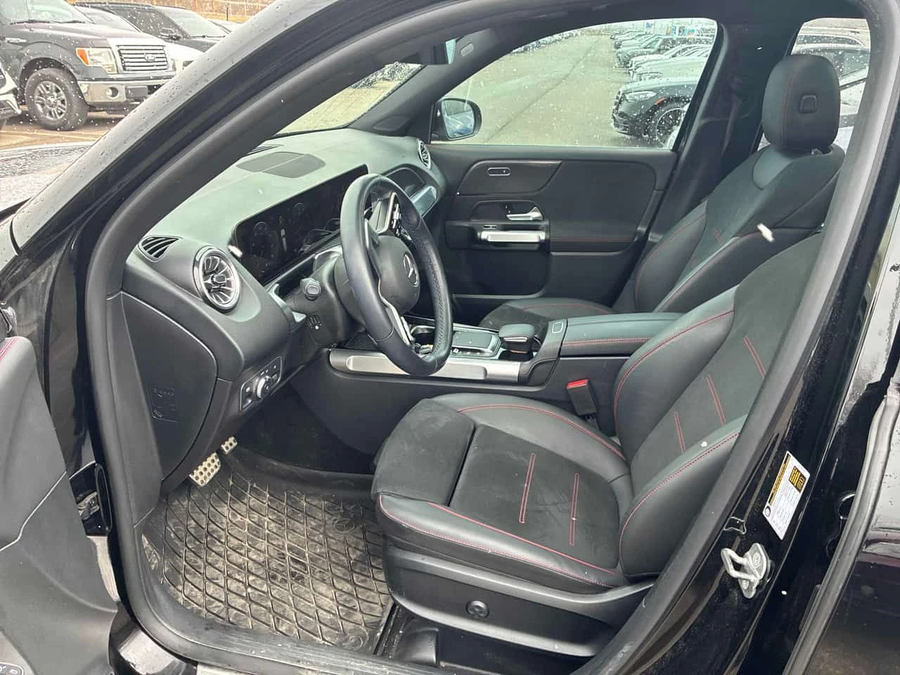 Mercedes-Benz GLB 250/CARFAX/ПАНОРАМА/360 КАМЕРИ/AMBIENT, снимка 7 - Автомобили и джипове - 53980750