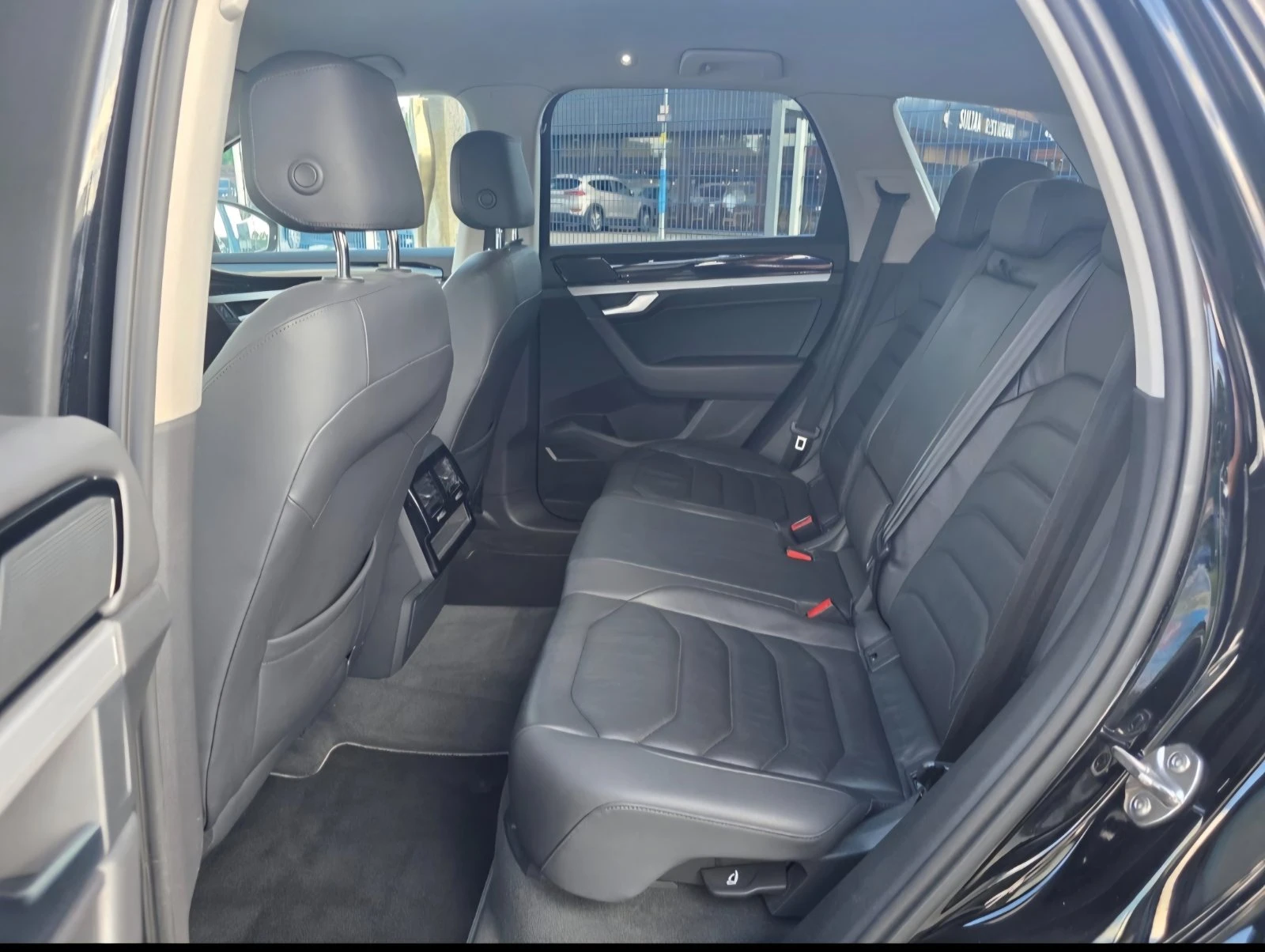 VW Touareg Сервизна история в Германия!!! Pano 4Motion, снимка 9 - Автомобили и джипове - 54771440