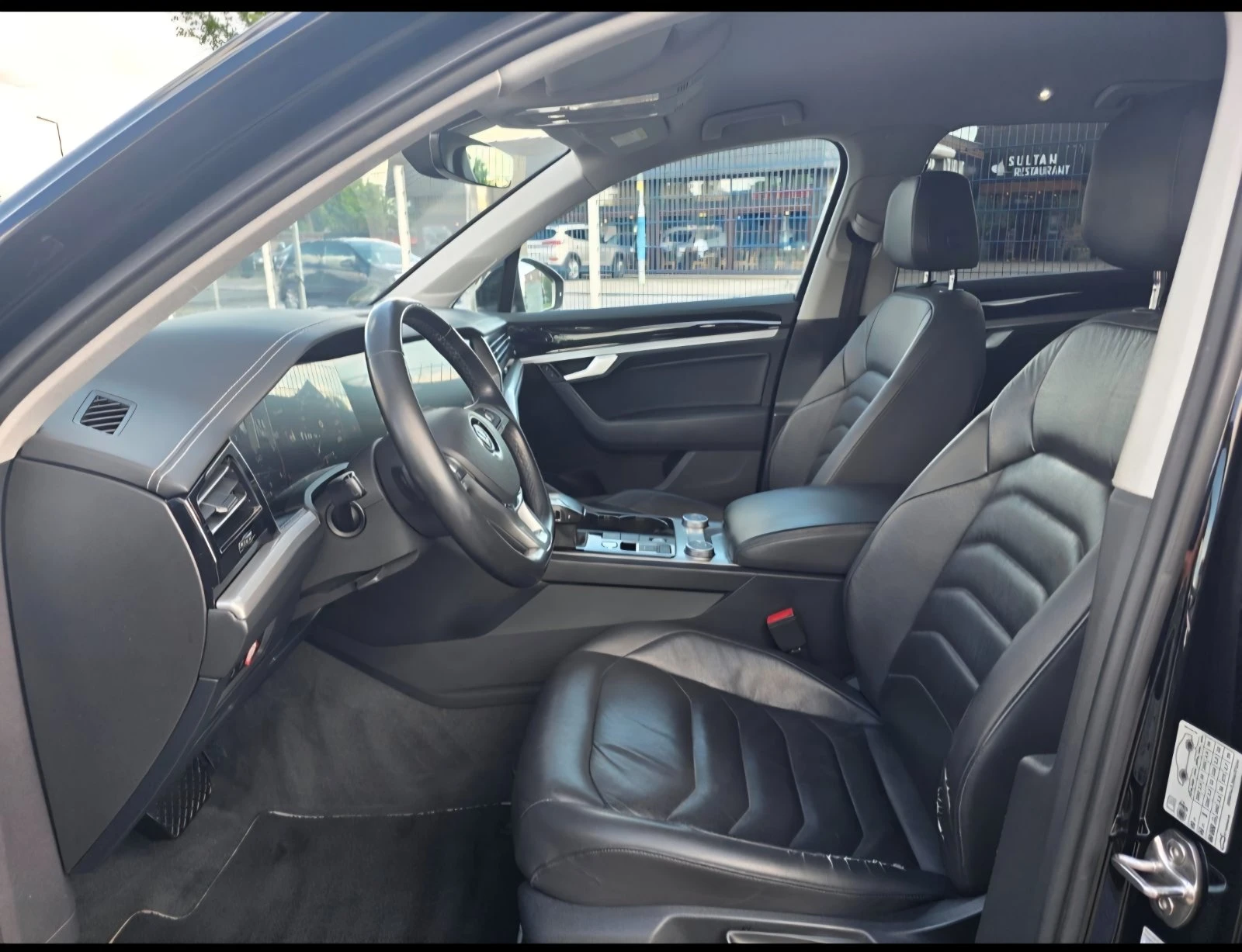 VW Touareg Сервизна история в Германия!!! Pano 4Motion, снимка 8 - Автомобили и джипове - 54771440