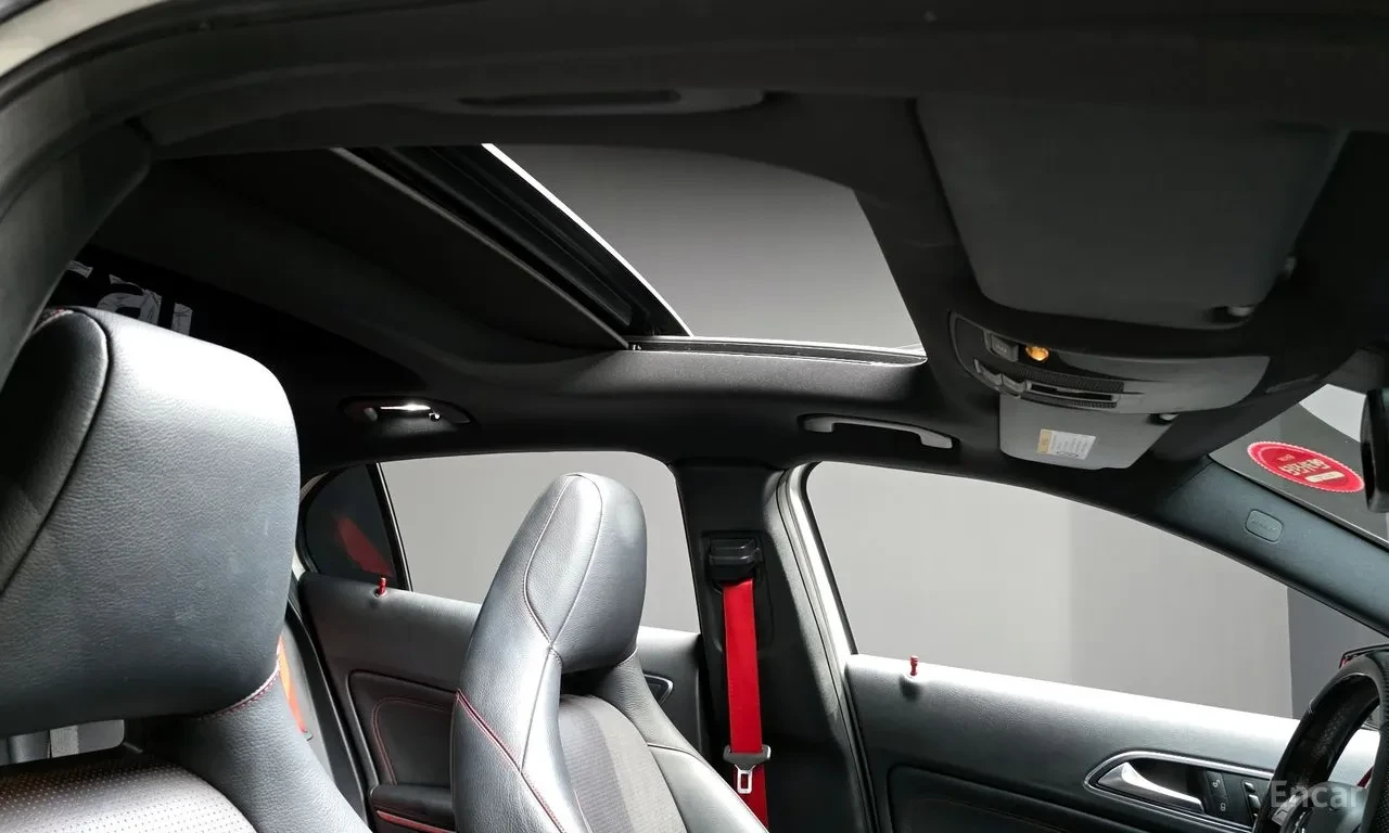 Mercedes-Benz GLA 45 AMG FULL WRAP* HEAD-UP* CARPLAY* CARBON* КРАЙНА ЦЕНА, снимка 15 - Автомобили и джипове - 54876459