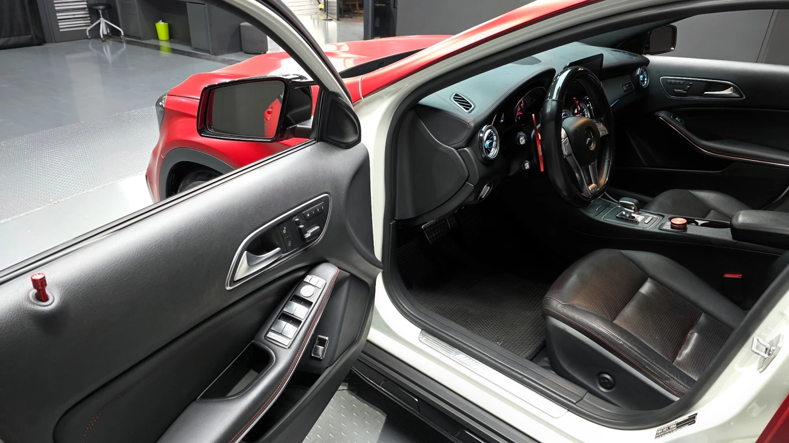 Mercedes-Benz GLA 45 AMG FULL WRAP* HEAD-UP* CARPLAY* CARBON* КРАЙНА ЦЕНА, снимка 9 - Автомобили и джипове - 54876459