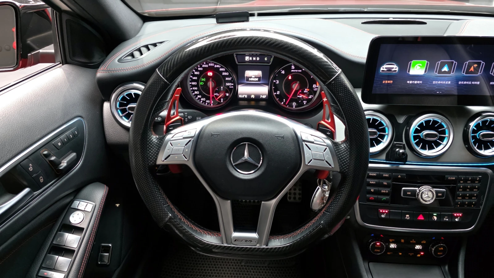 Mercedes-Benz GLA 45 AMG FULL WRAP* HEAD-UP* CARPLAY* CARBON* КРАЙНА ЦЕНА, снимка 6 - Автомобили и джипове - 54876459