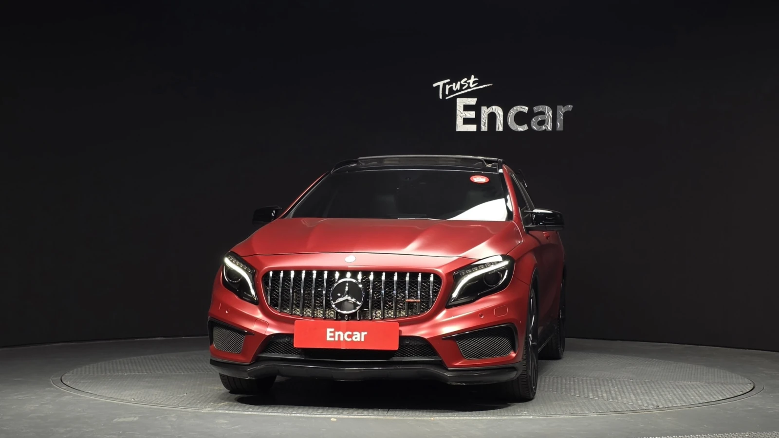 Mercedes-Benz GLA 45 AMG FULL WRAP* HEAD-UP* CARPLAY* CARBON* КРАЙНА ЦЕНА, снимка 2 - Автомобили и джипове - 54876459