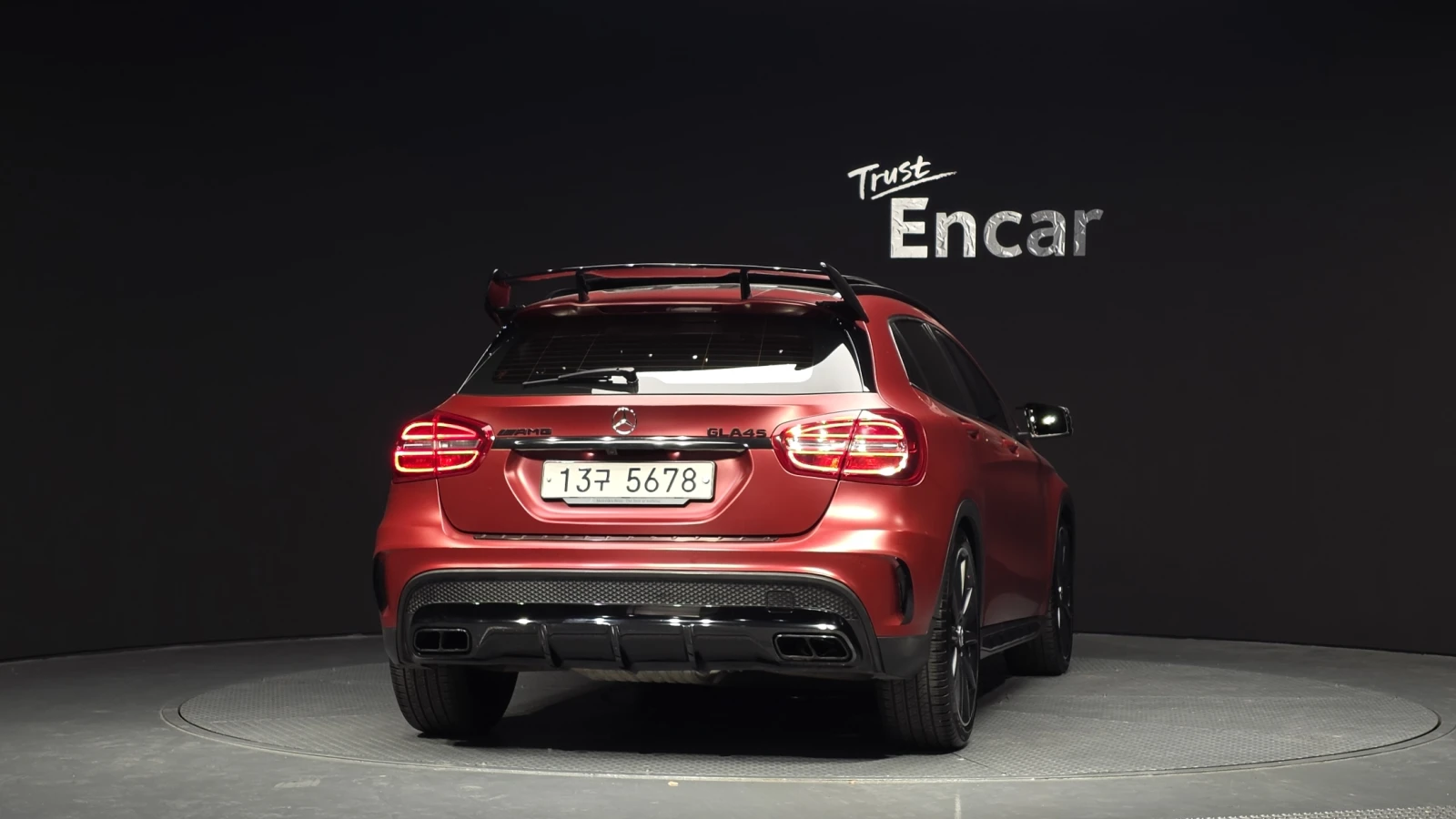 Mercedes-Benz GLA 45 AMG FULL WRAP* HEAD-UP* CARPLAY* CARBON* КРАЙНА ЦЕНА, снимка 4 - Автомобили и джипове - 54876459