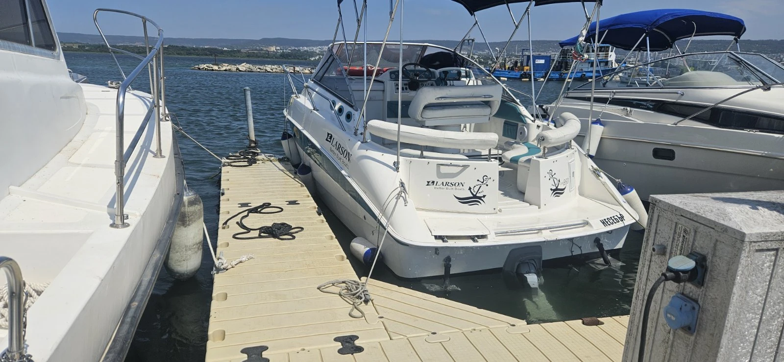 Моторна яхта Larson  - изображение 2