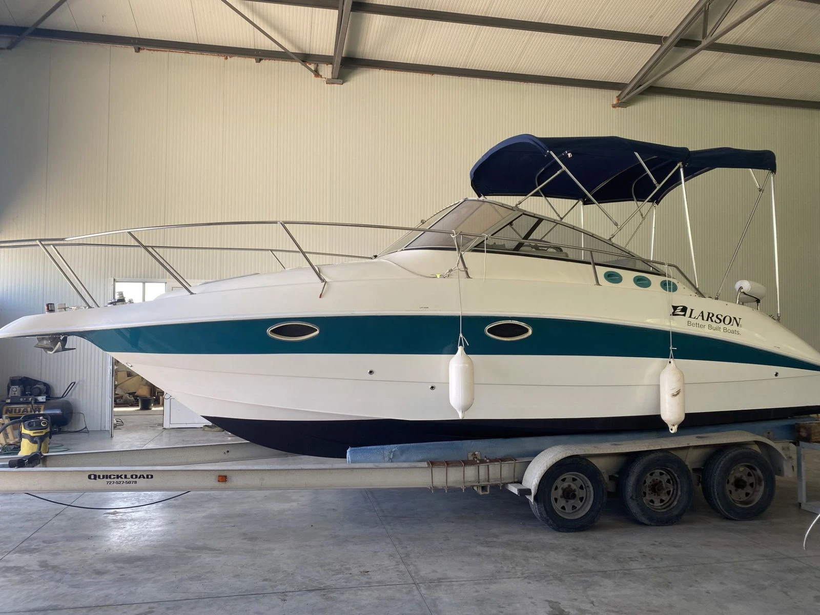 Моторна яхта Larson  - изображение 8