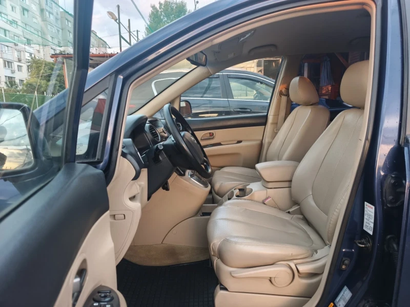 Kia Carens 2.0i  Automat, снимка 11 - Автомобили и джипове - 51289143