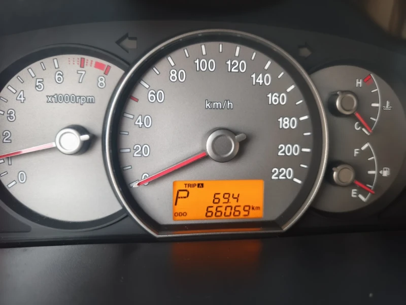 Kia Carens 2.0i  Automat, снимка 8 - Автомобили и джипове - 51289143