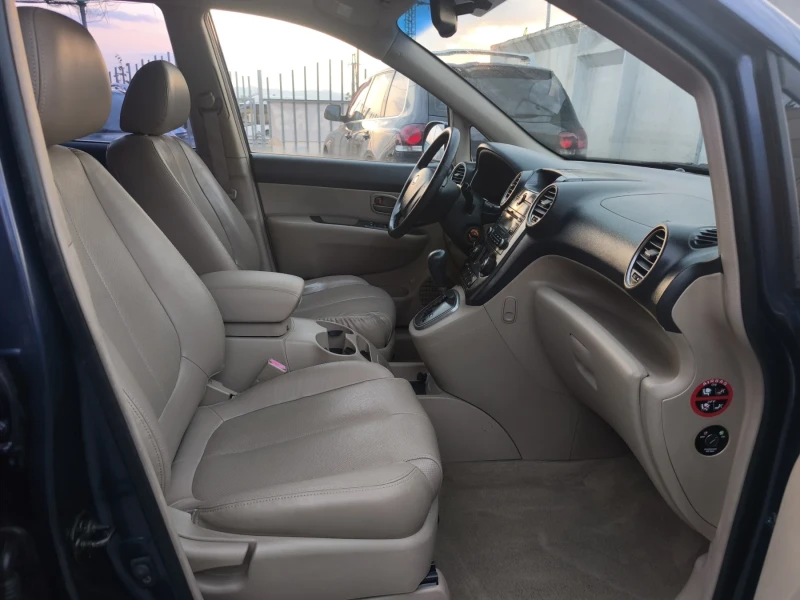 Kia Carens 2.0i  Automat, снимка 10 - Автомобили и джипове - 51289143