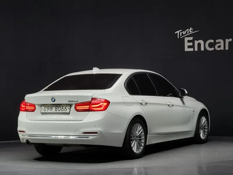 BMW 320 I LUXURY, снимка 2 - Автомобили и джипове - 55363249