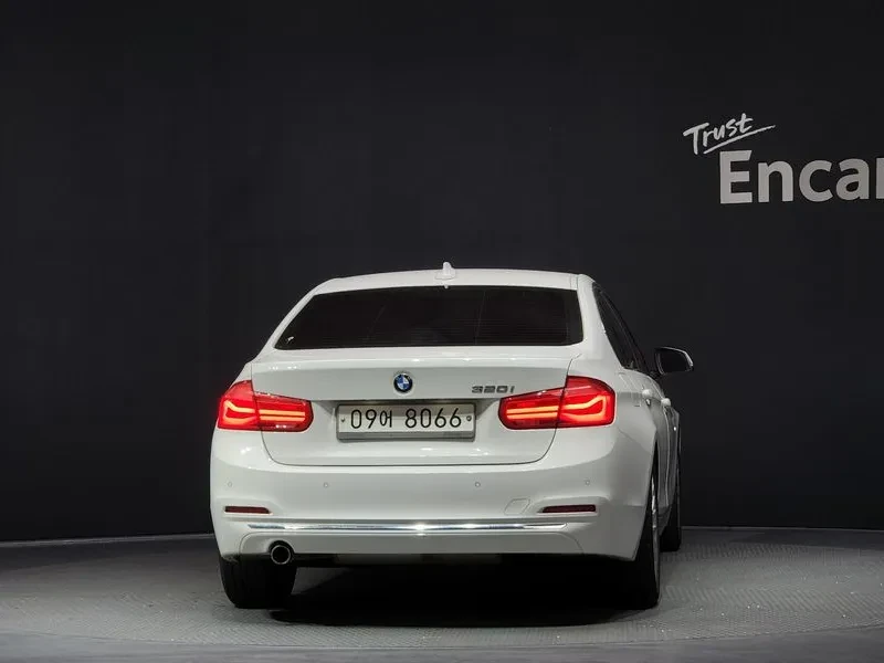 BMW 320 I LUXURY, снимка 4 - Автомобили и джипове - 55363249