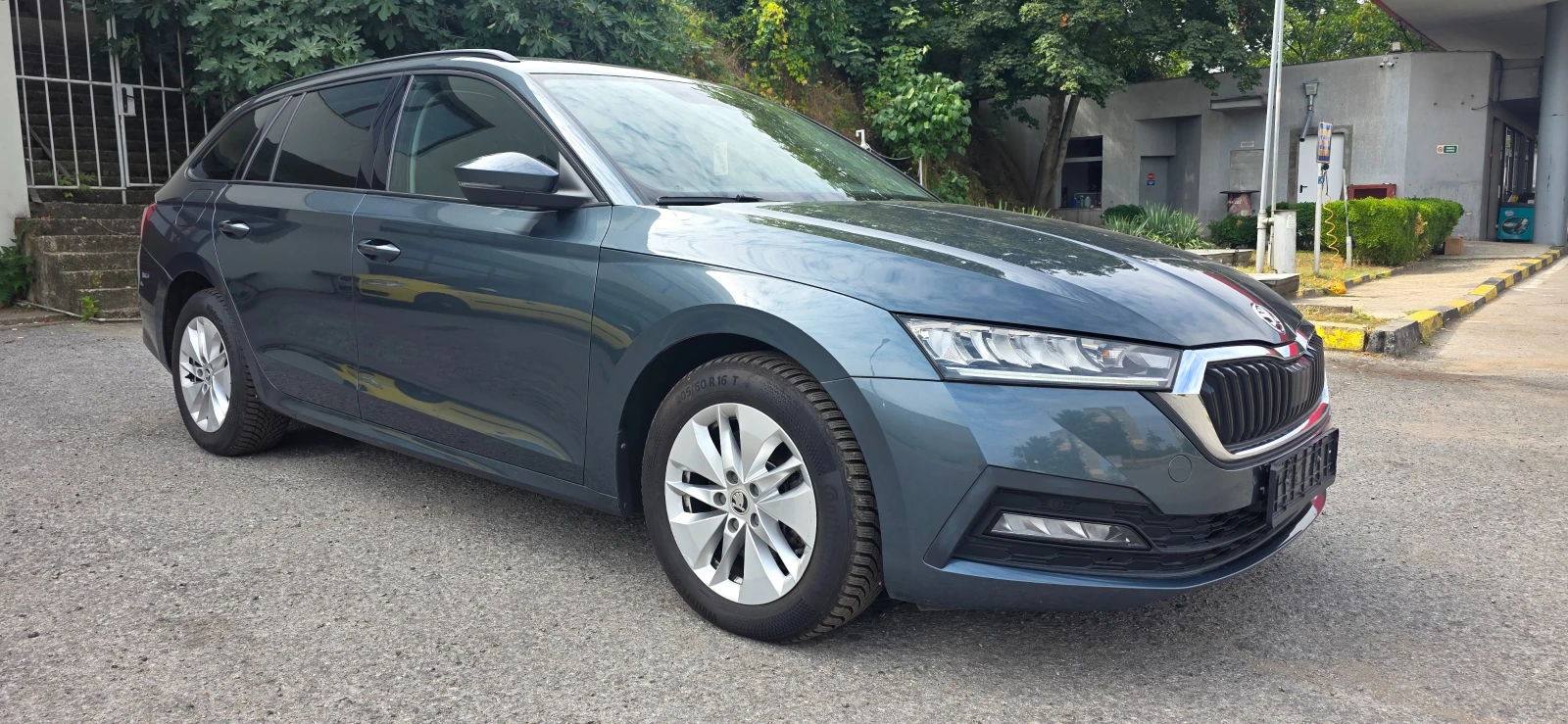 Skoda Octavia 2.0 TDI * AVTOMAT* * 4х4* * KEYLESS* * DISTRONIC, снимка 2 - Автомобили и джипове - 55197634