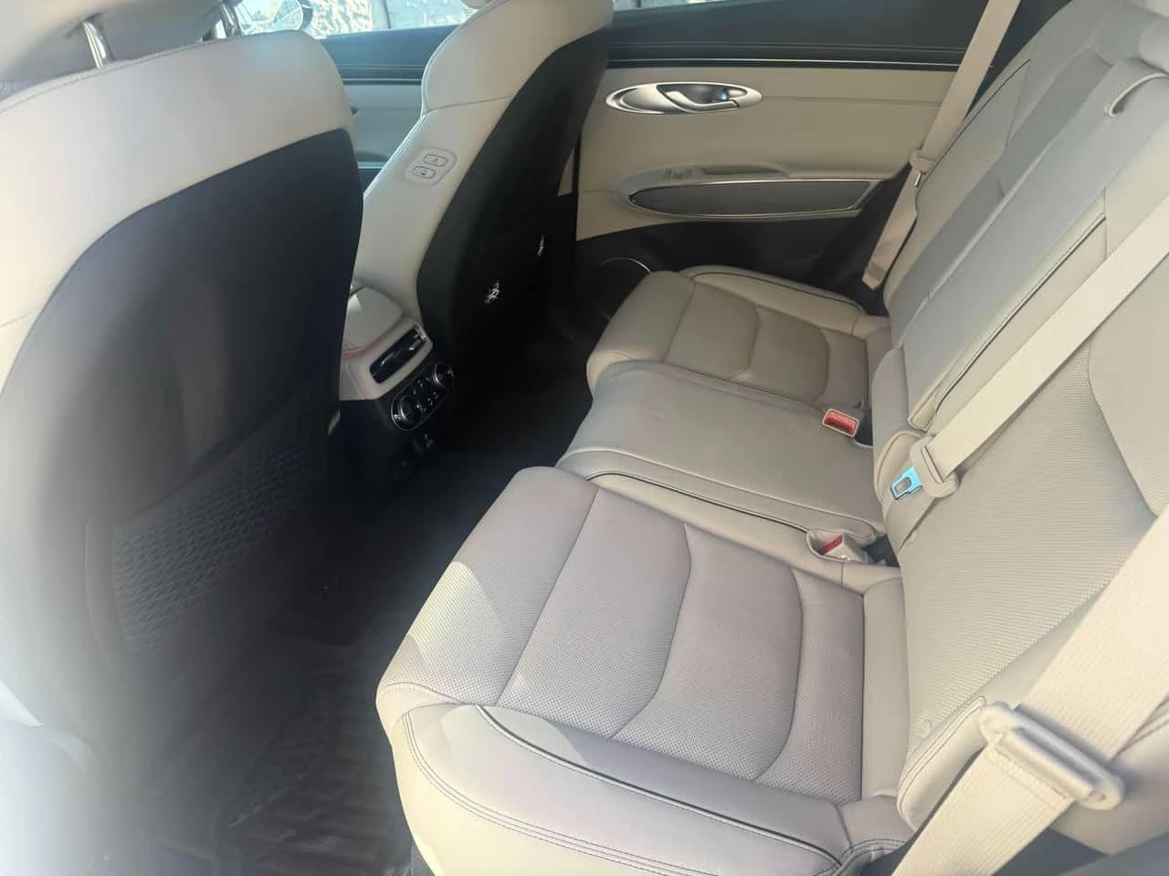 Genesis GV70 2.5T / CARFAX / ��������� / ���� �� �������� | Mobile.bg � ����������� 10