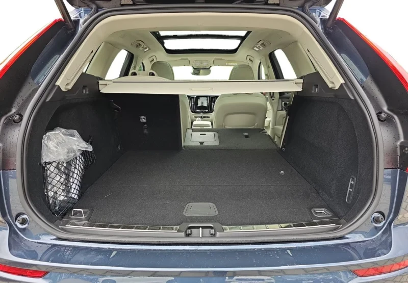 Volvo XC60 ULTRA/350HP/MASSAGE/PANO/B&W/360/MEMO/HUD/LED/394g, снимка 15 - Автомобили и джипове - 51907118