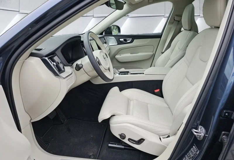 Volvo XC60 ULTRA/350HP/MASSAGE/PANO/B&W/360/MEMO/HUD/LED/394g, снимка 5 - Автомобили и джипове - 51907118